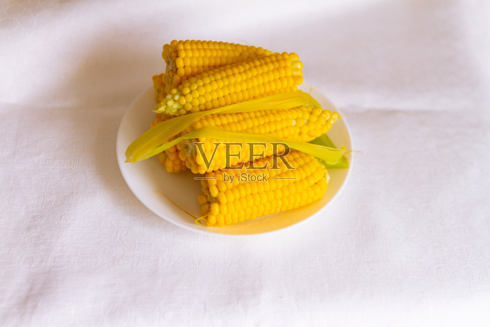 桌子上的煮玉米照片摄影图片