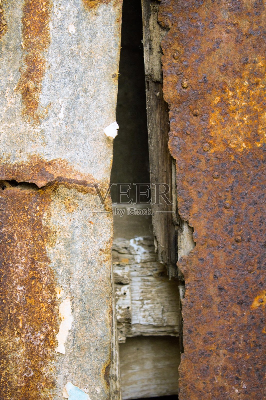 钉在旧木梁上的生锈的金属片照片摄影图片