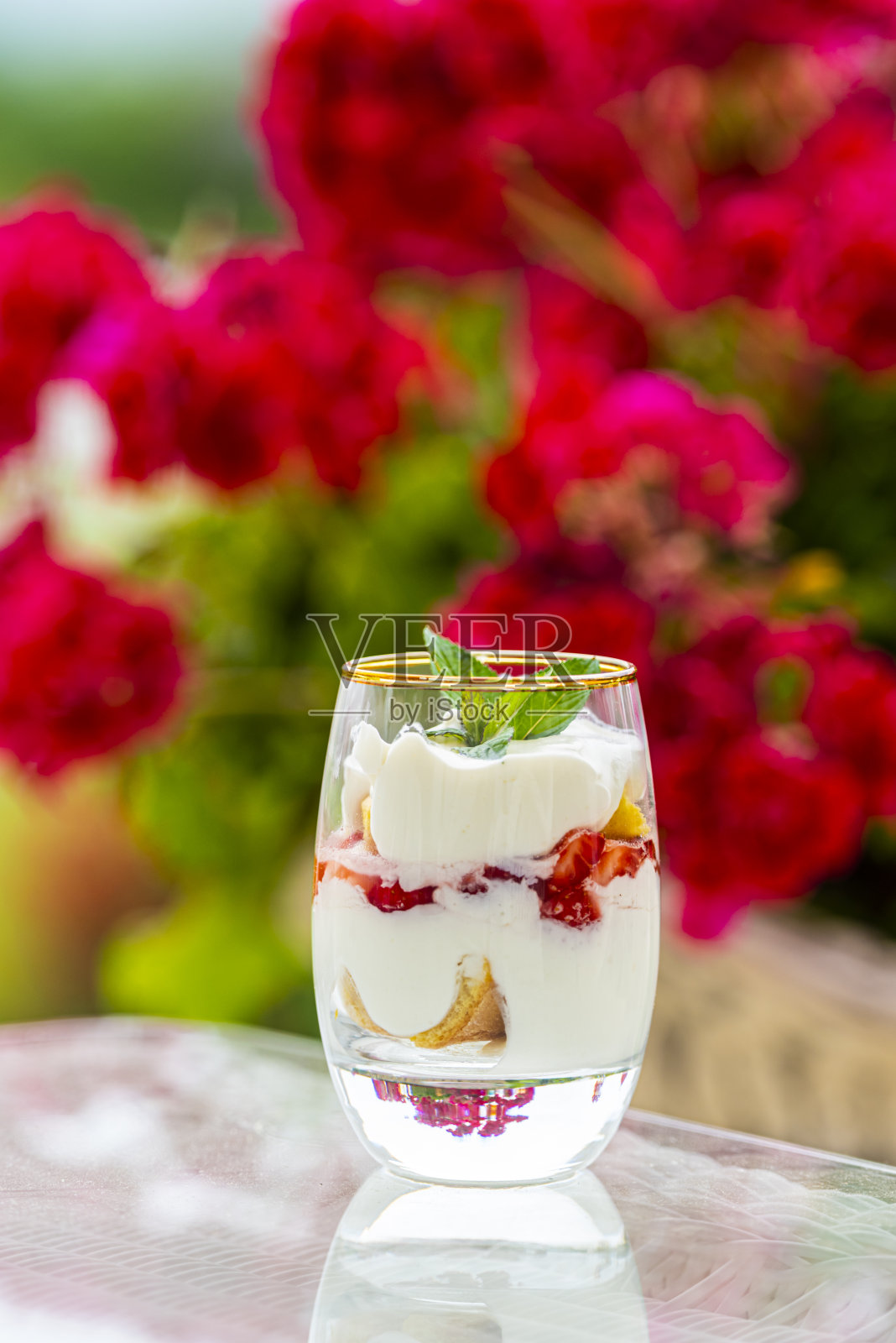 玻璃杯里的草莓甜点照片摄影图片