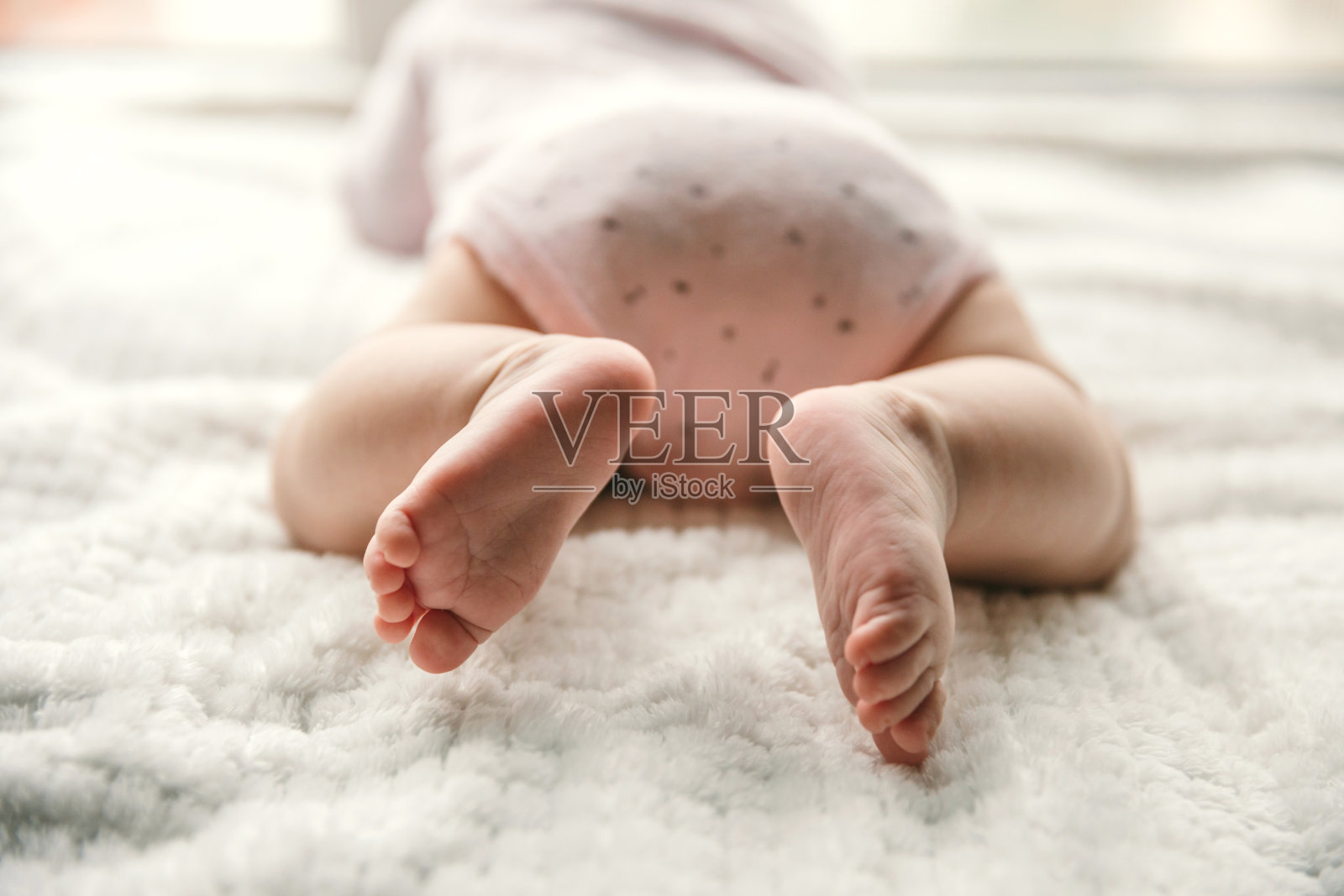 宝宝的脚。婴儿护理,母亲照片摄影图片