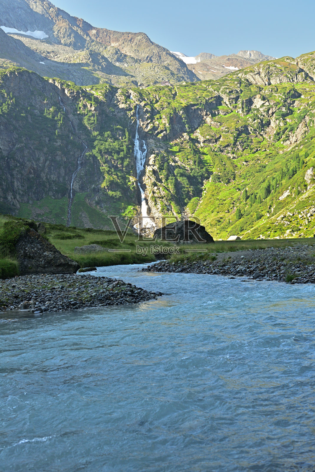 苏尔泽瑙高山牧场（WildeWasserWeg），简朴小径，蜿蜒的流水，瀑布和来自苏尔泽瑙费尔纳的咆哮水体照片摄影图片