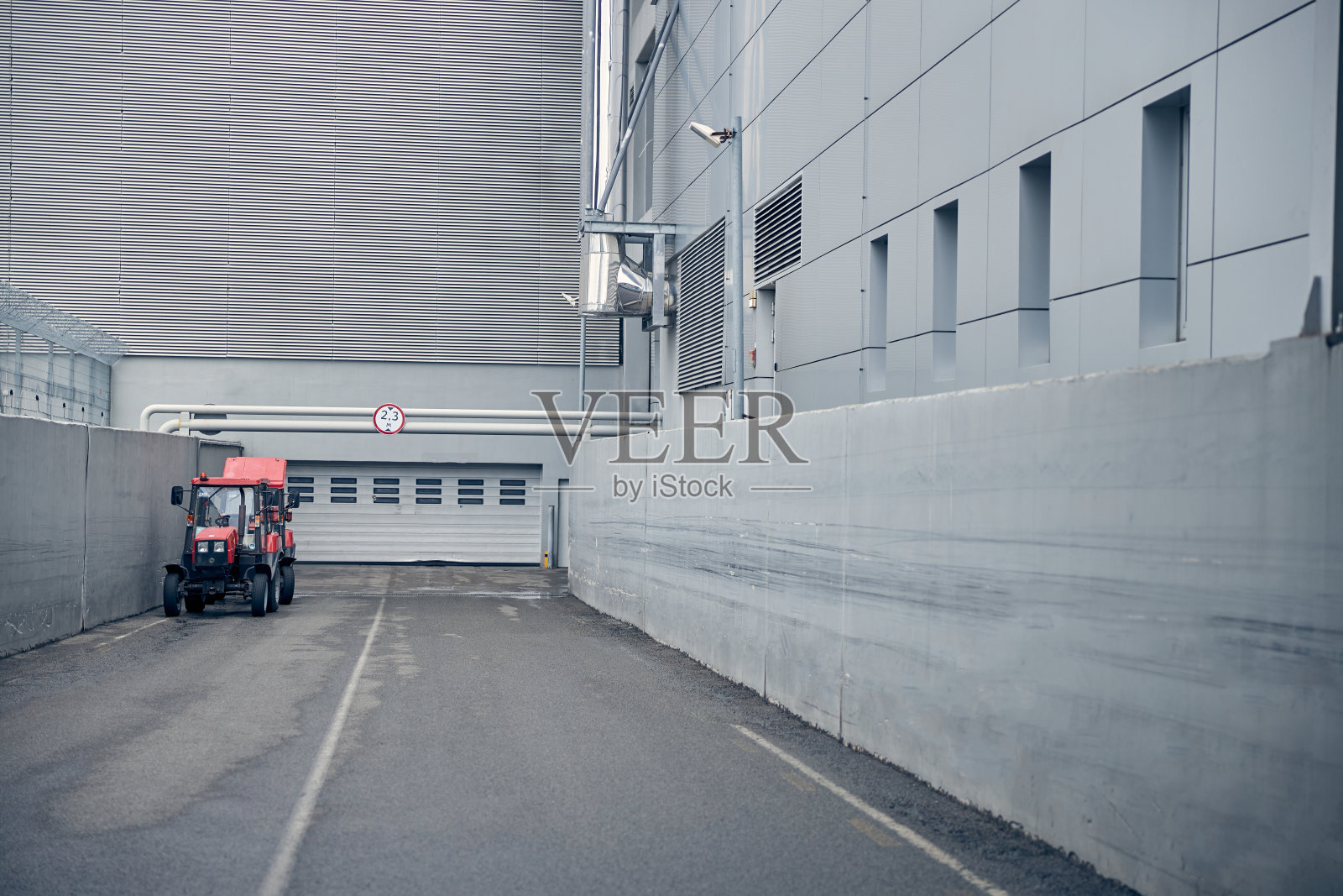 机场柏油路上的行李车照片摄影图片
