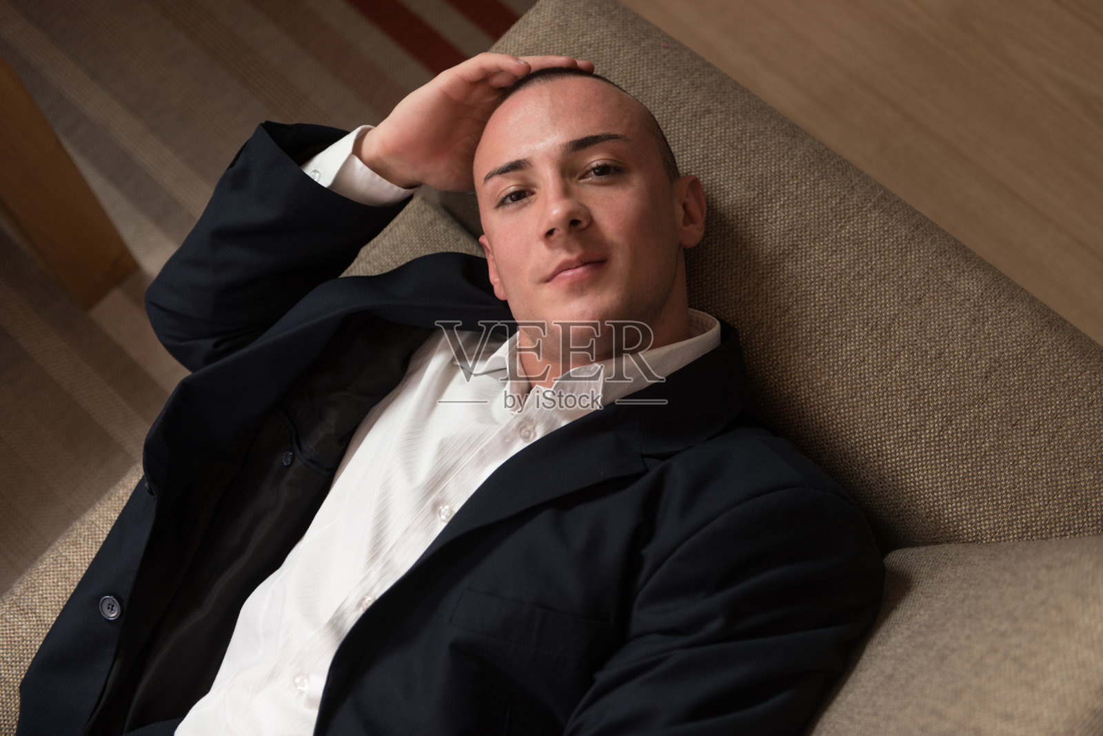 年轻商人在家沙发上休息照片摄影图片