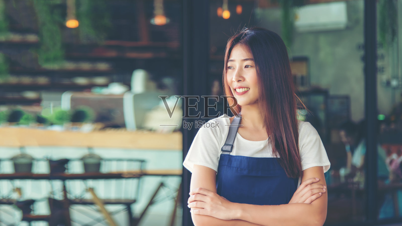 咖啡师亚洲年轻女子咖啡制作准备。从事小型企业服务和中小企业的人。服务理念照片摄影图片