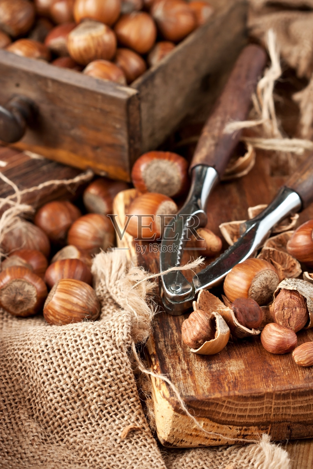 榛子和胡桃夹在木板上照片摄影图片
