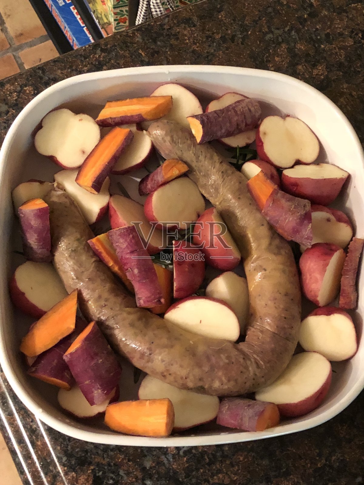 波兰香肠配烤蔬菜照片摄影图片