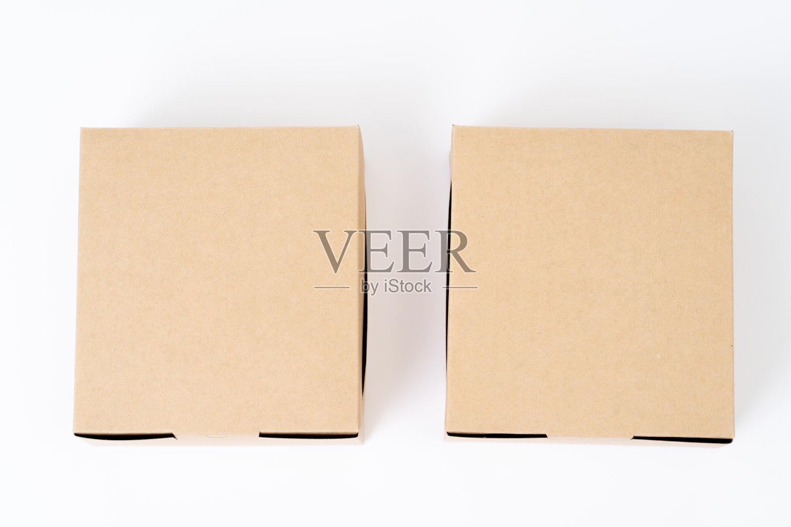 棕色纸盒用于食品包装。白色背景上的纸箱。照片摄影图片