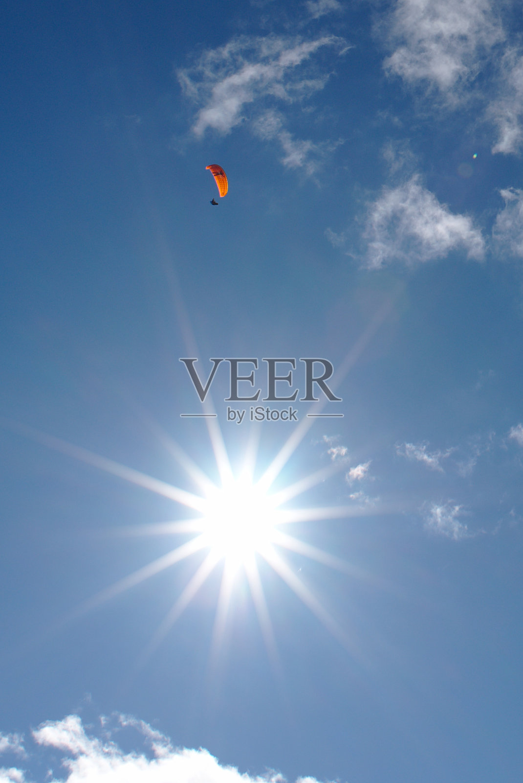 滑翔伞在明媚的阳光下滑行照片摄影图片