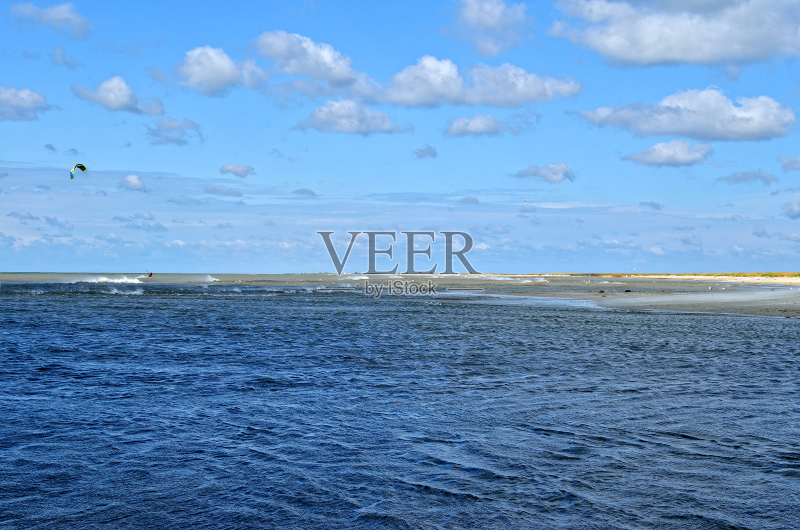 海浪冲刷着蓝天。野生海滩上的风景照片摄影图片