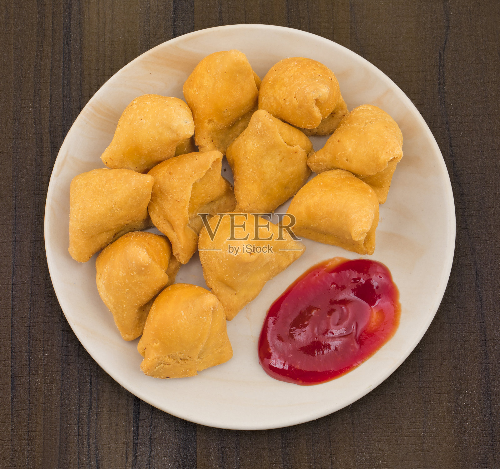 萨莫萨配甜红酸辣酱印度美味油炸早餐照片摄影图片