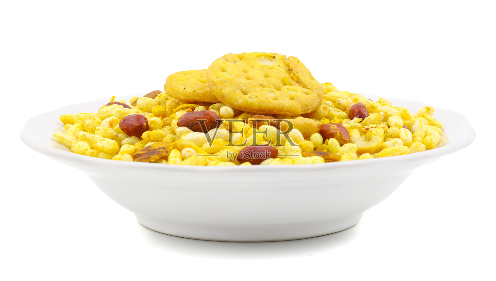 印度街头辣食物Bhel puri是一种可口的小吃在白色的背景照片摄影图片