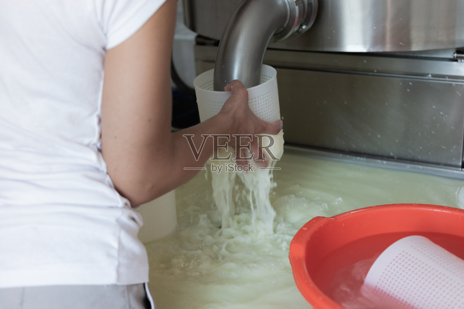 人的手在小奶酪工厂制作奶酪的特写照片摄影图片