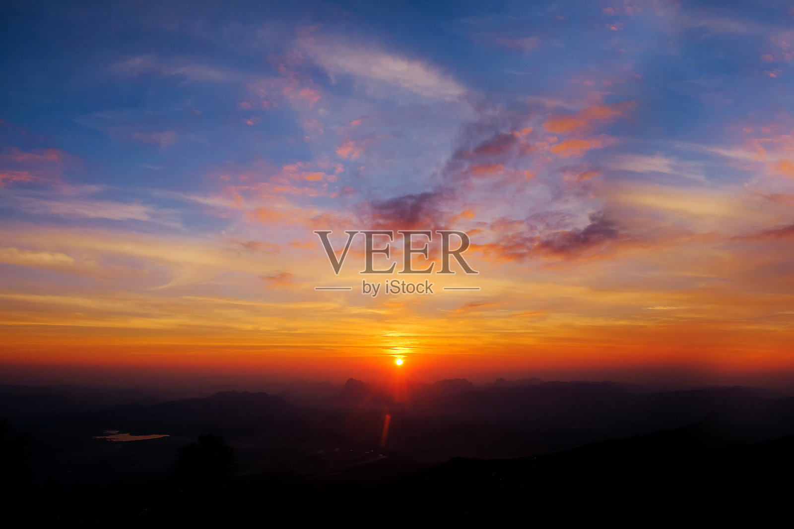 泰国罗依省帕诺昂福克拉杜昂的日出山脉照片摄影图片