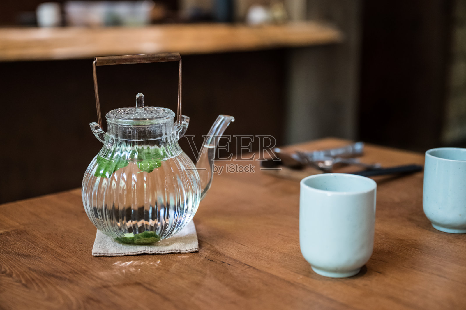 桌上有玻璃茶壶和杯子照片摄影图片