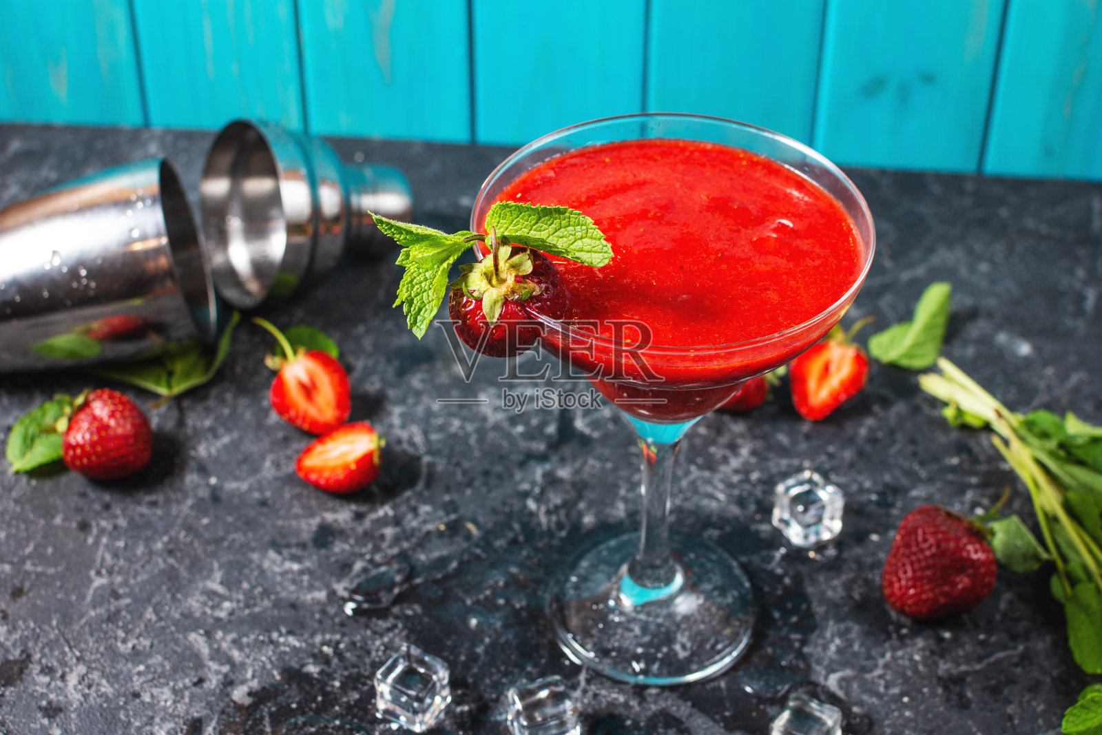 自制红冻草莓玛格丽塔照片摄影图片