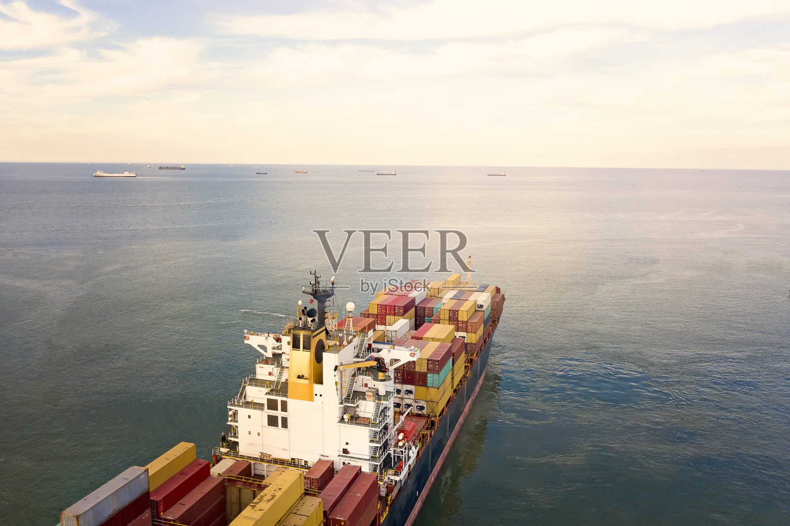 运输中的货船鸟瞰图。照片摄影图片