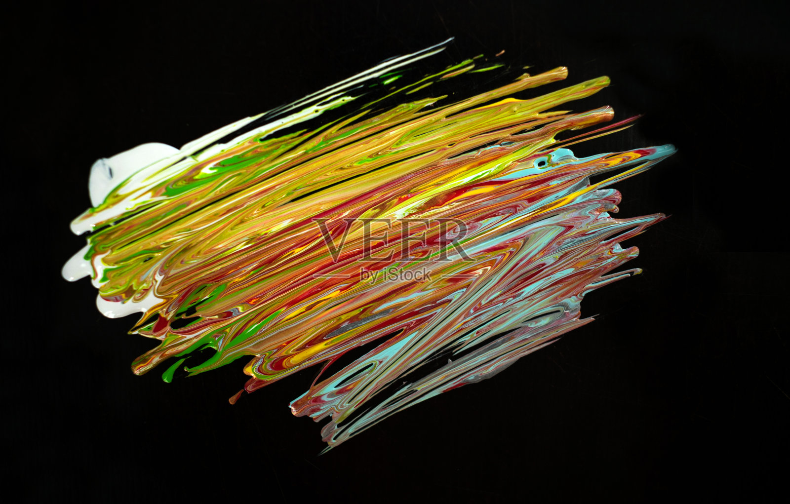 在黑色背景上混合不同颜色的颜料。照片摄影图片