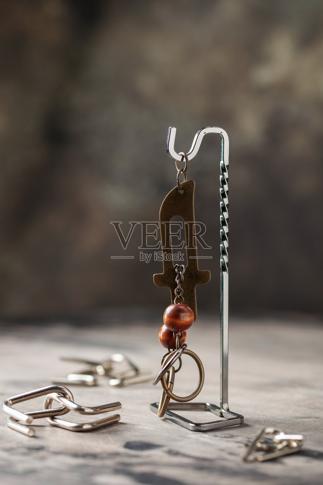 铁谜抽象和组件在黑暗的背景照片摄影图片