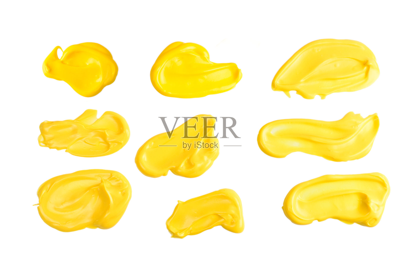 黄色的酱汁飞溅在白色的背景上。照片摄影图片