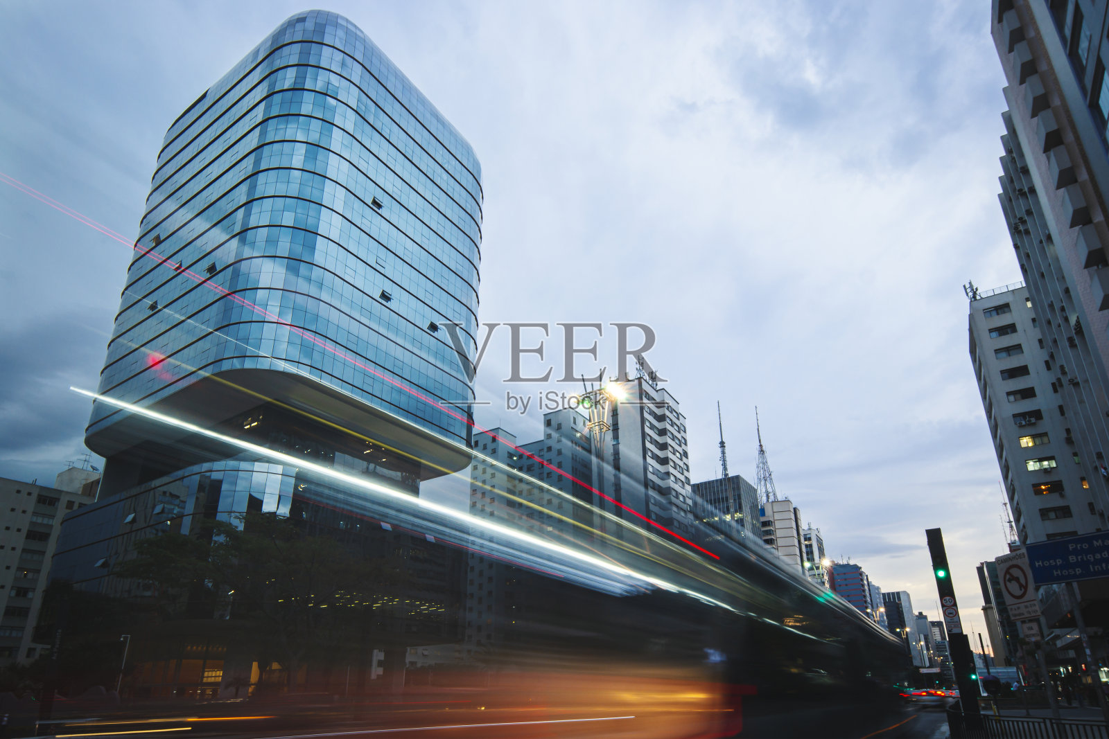 城市街道显示交通流线与长曝光照片摄影图片