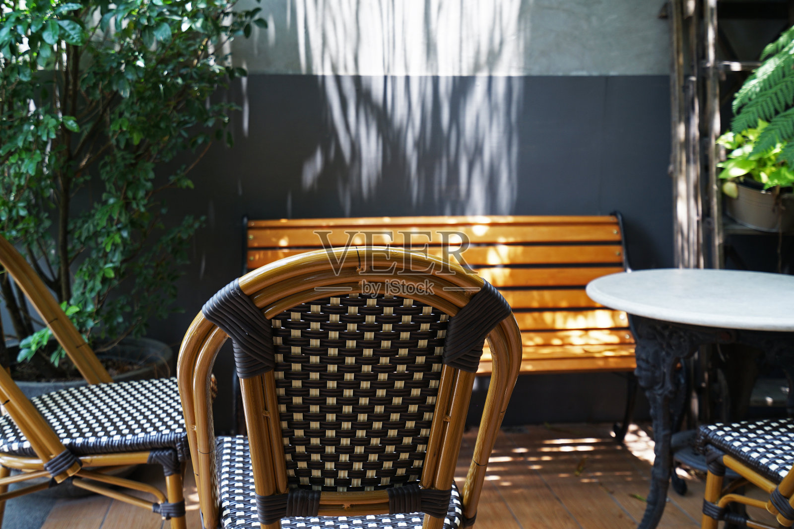 室外露台上装饰有木质的绿色花盆、桌椅等照片摄影图片