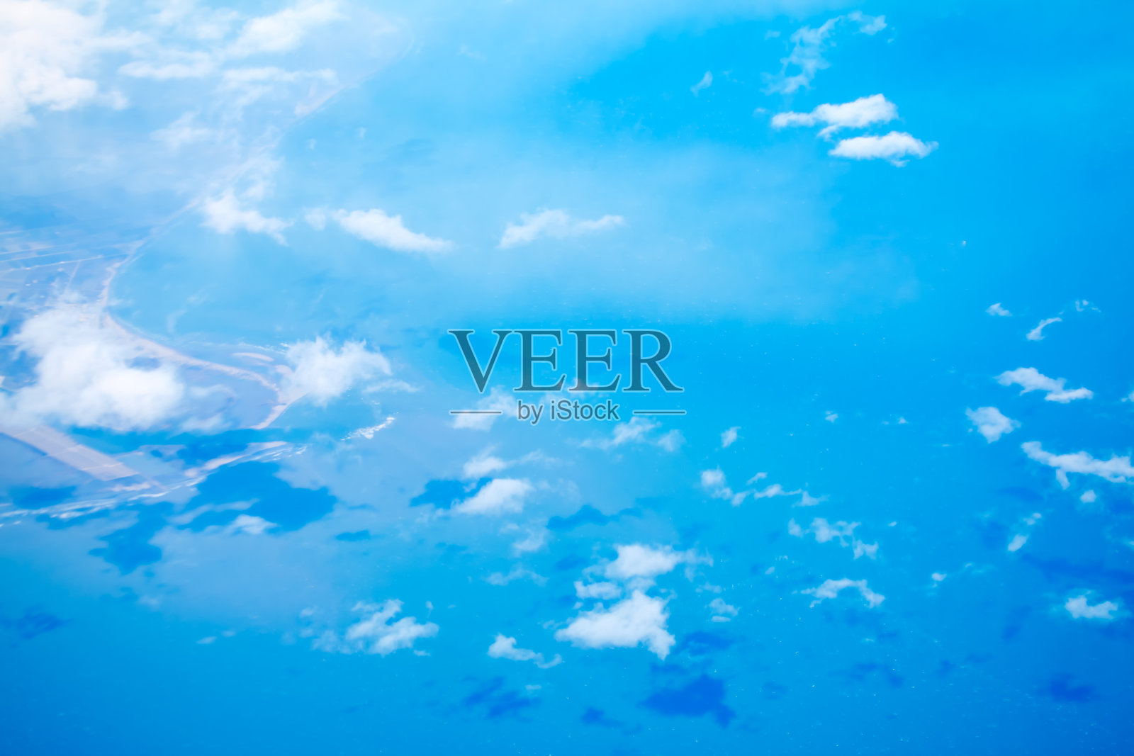 蓝色的海和白色的云照片摄影图片