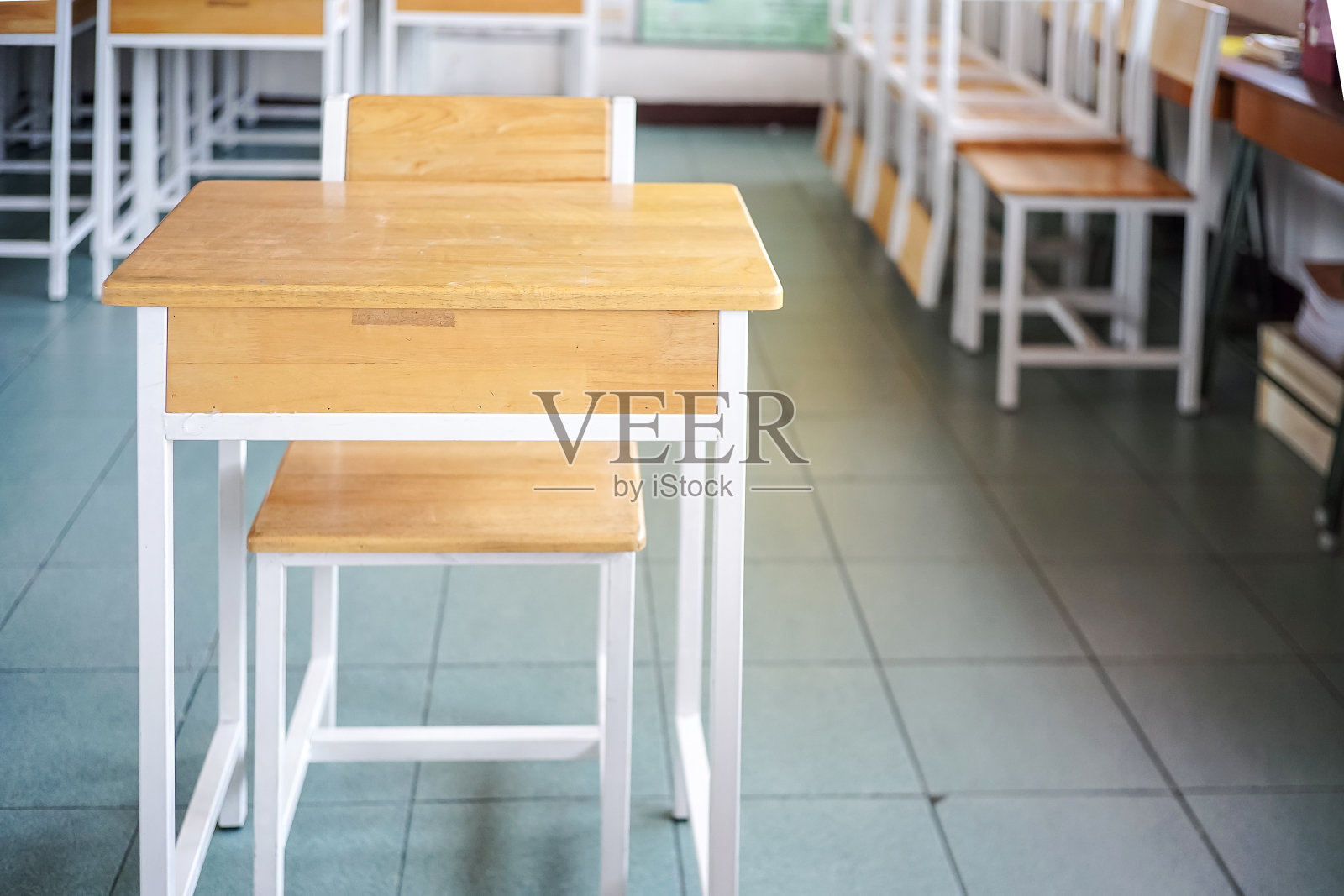 清空教室里的学生课桌和椅子照片摄影图片