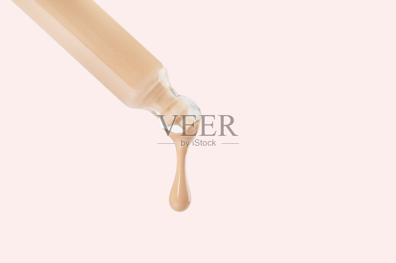 玻璃移液管与流动哑光裸粉底滴白色背景。化妆品美容化妆产品样品。液体色调，流体，米色遮瑕膏，用于轮廓，肤色修正。本空间照片摄影图片