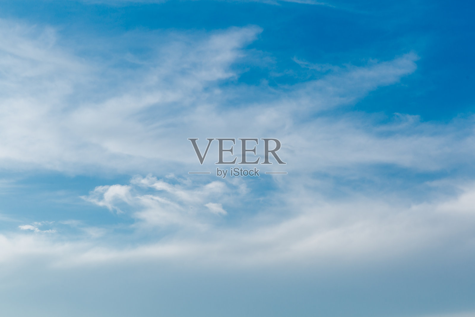 美丽的蓝天和伸展的白云照片摄影图片