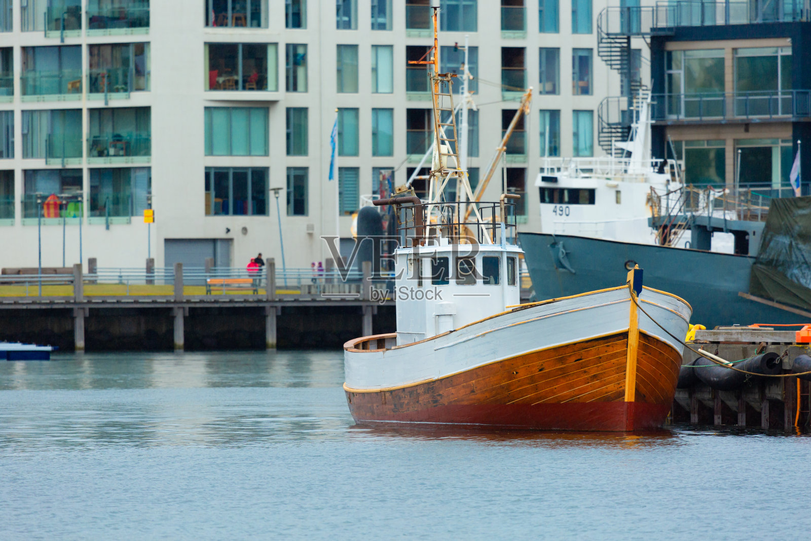 冰岛-小型木制渔船-雷克雅未克港照片摄影图片