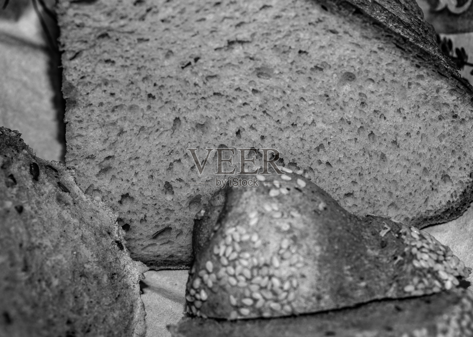 新鲜的黑面包片，黑白相间照片摄影图片