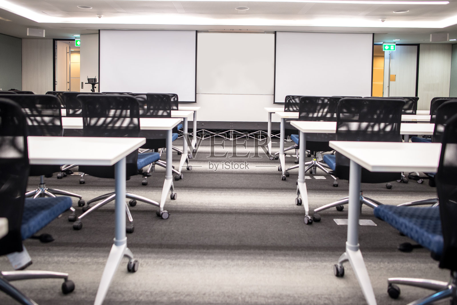 会议室放映幻灯片的空白屏幕照片摄影图片