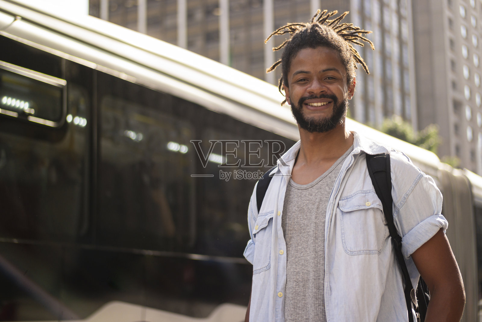 圣保罗市保利斯塔大道的一名男子。照片摄影图片