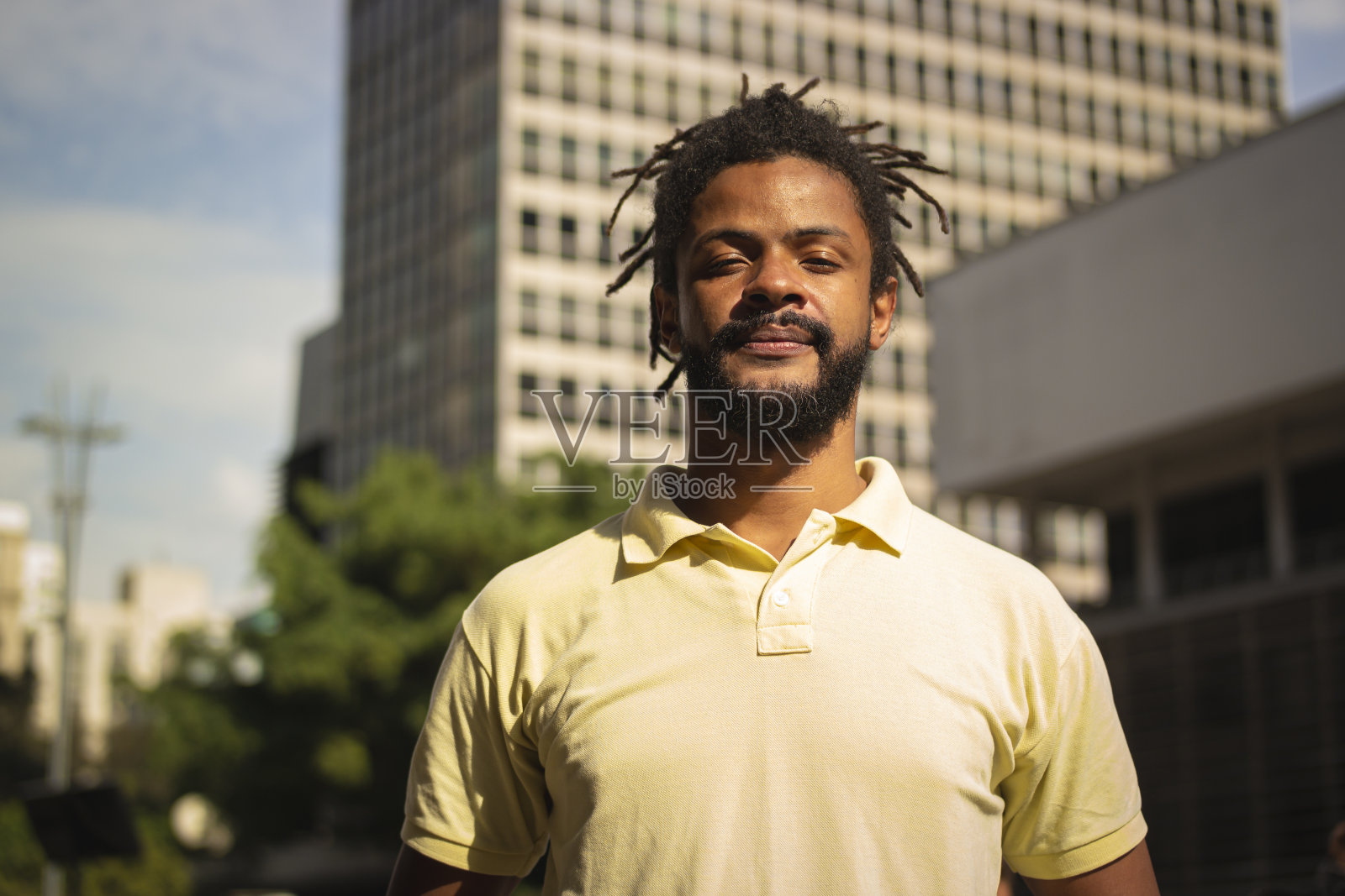 圣保罗保利斯塔大道上的一名男子。照片摄影图片