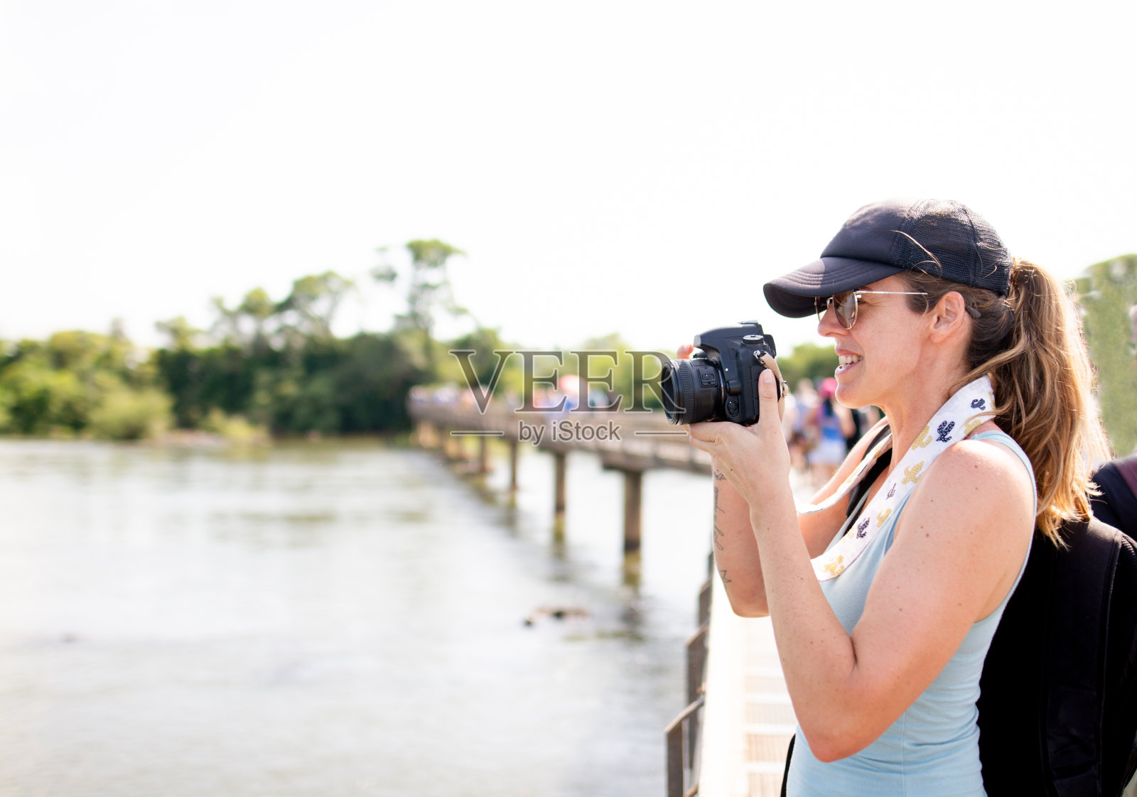 游客在伊瓜苏瀑布游玩照片摄影图片