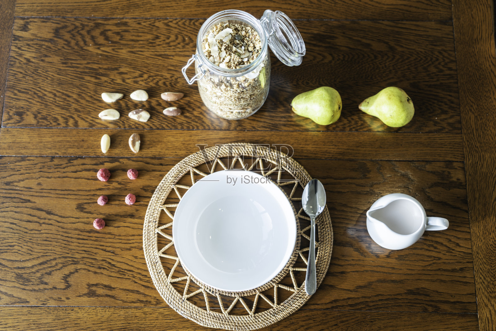 素食早餐材料包括水果，坚果和自制格兰诺拉麦片照片摄影图片