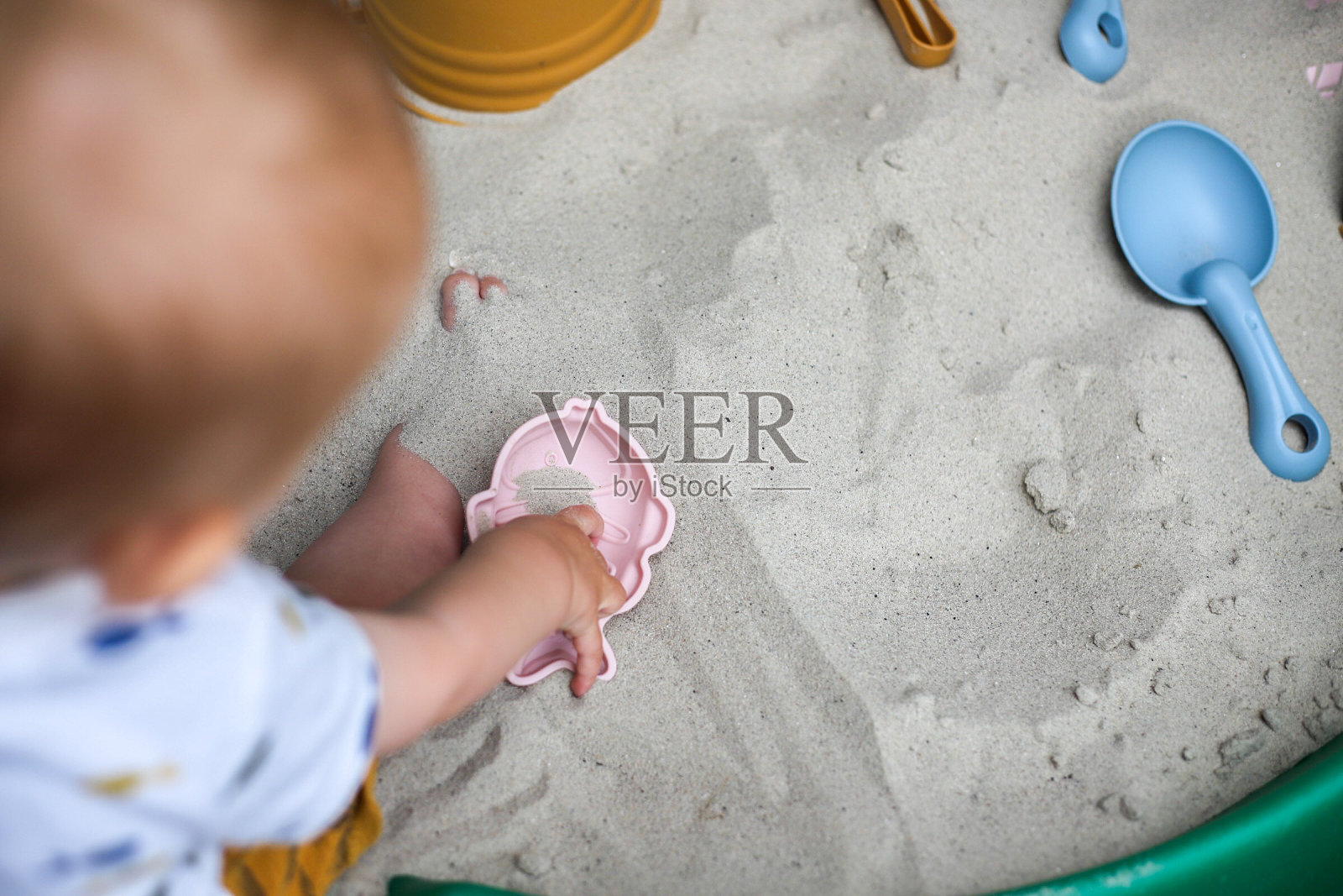 在沙滩上玩耍照片摄影图片