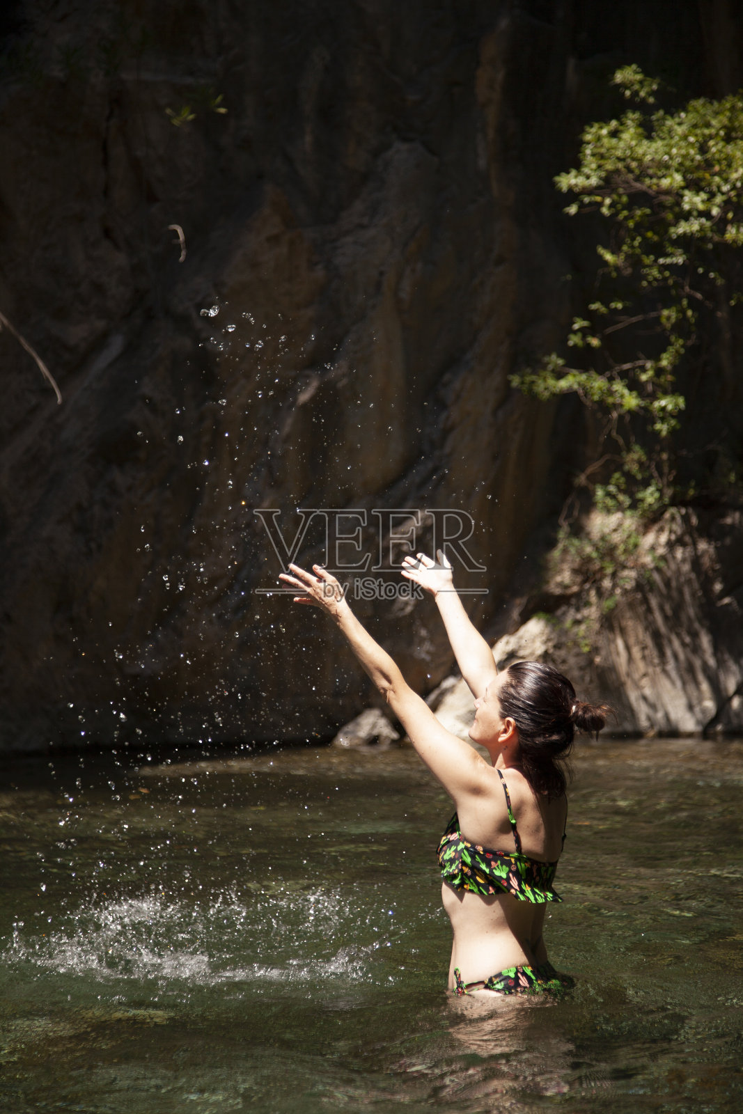 这个女人在湖边玩水照片摄影图片