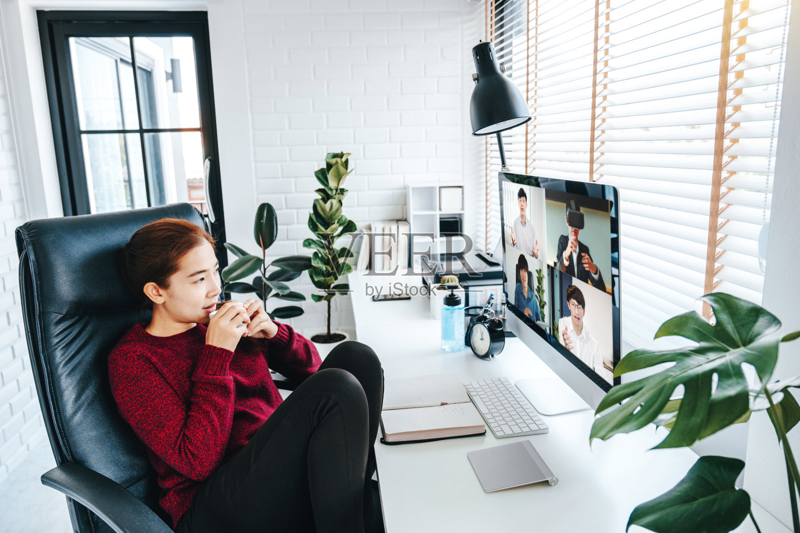 亚洲妇女在家工作使用智能工作和视频会议在线会议与亚洲团队使用笔记本电脑和平板电脑在线视频通话新项目照片摄影图片