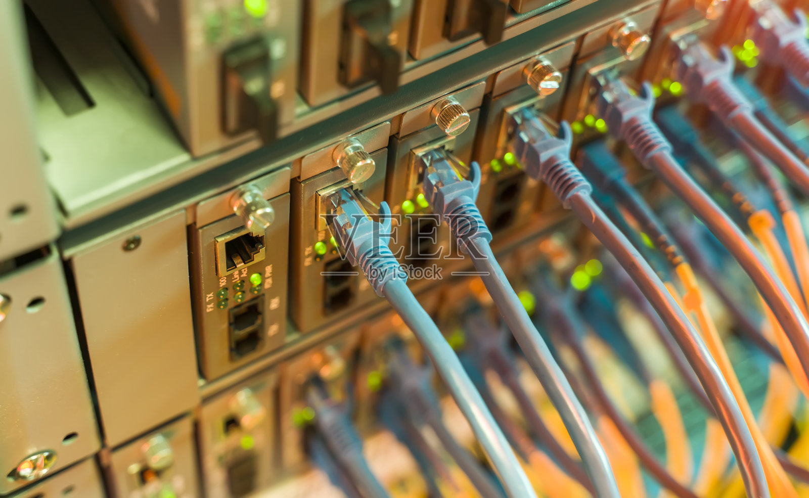 光纤电缆和UTP网络电缆照片摄影图片