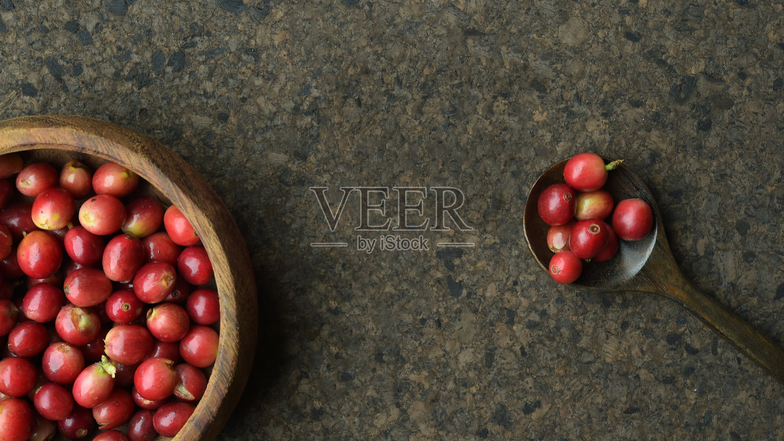 木碗里的新鲜咖啡豆照片摄影图片