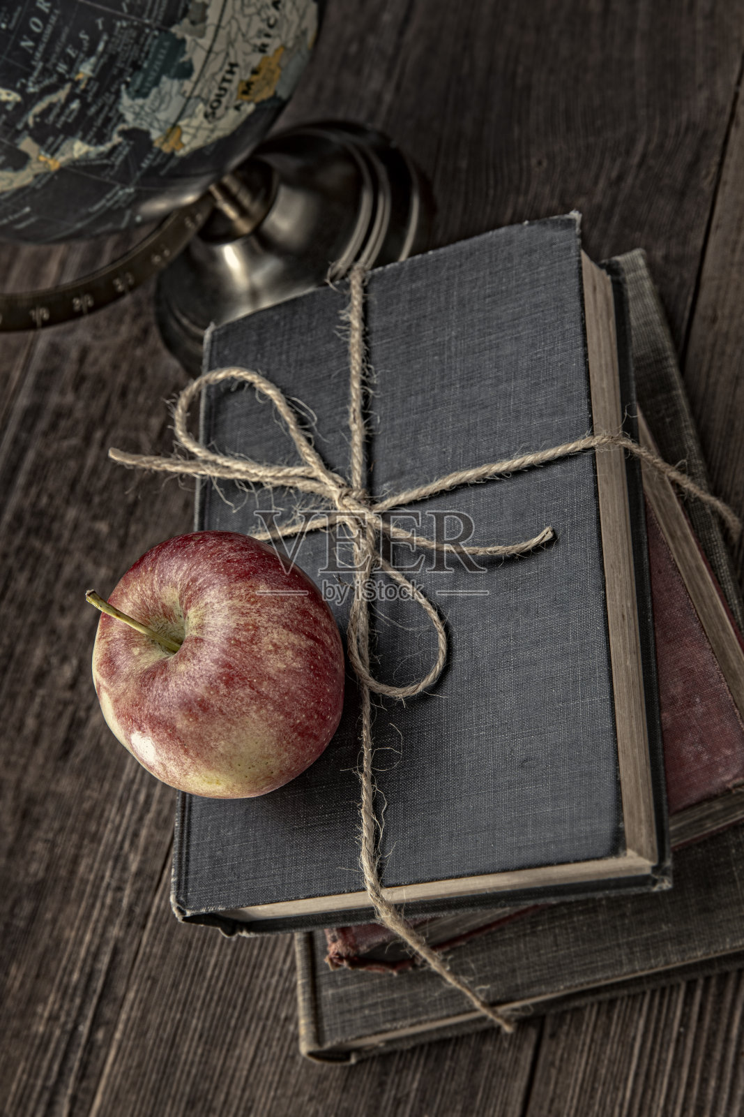 苹果在全球学校的书籍上照片摄影图片