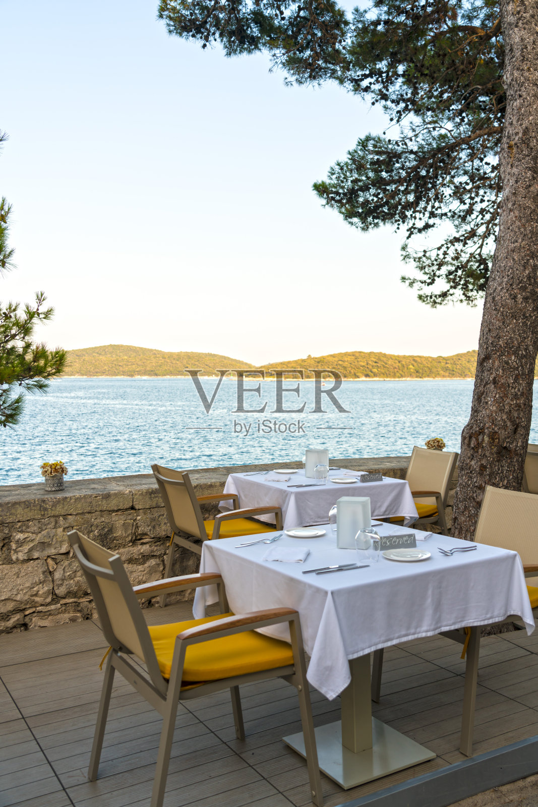 科尔库拉-在水边准备晚餐的桌子照片摄影图片