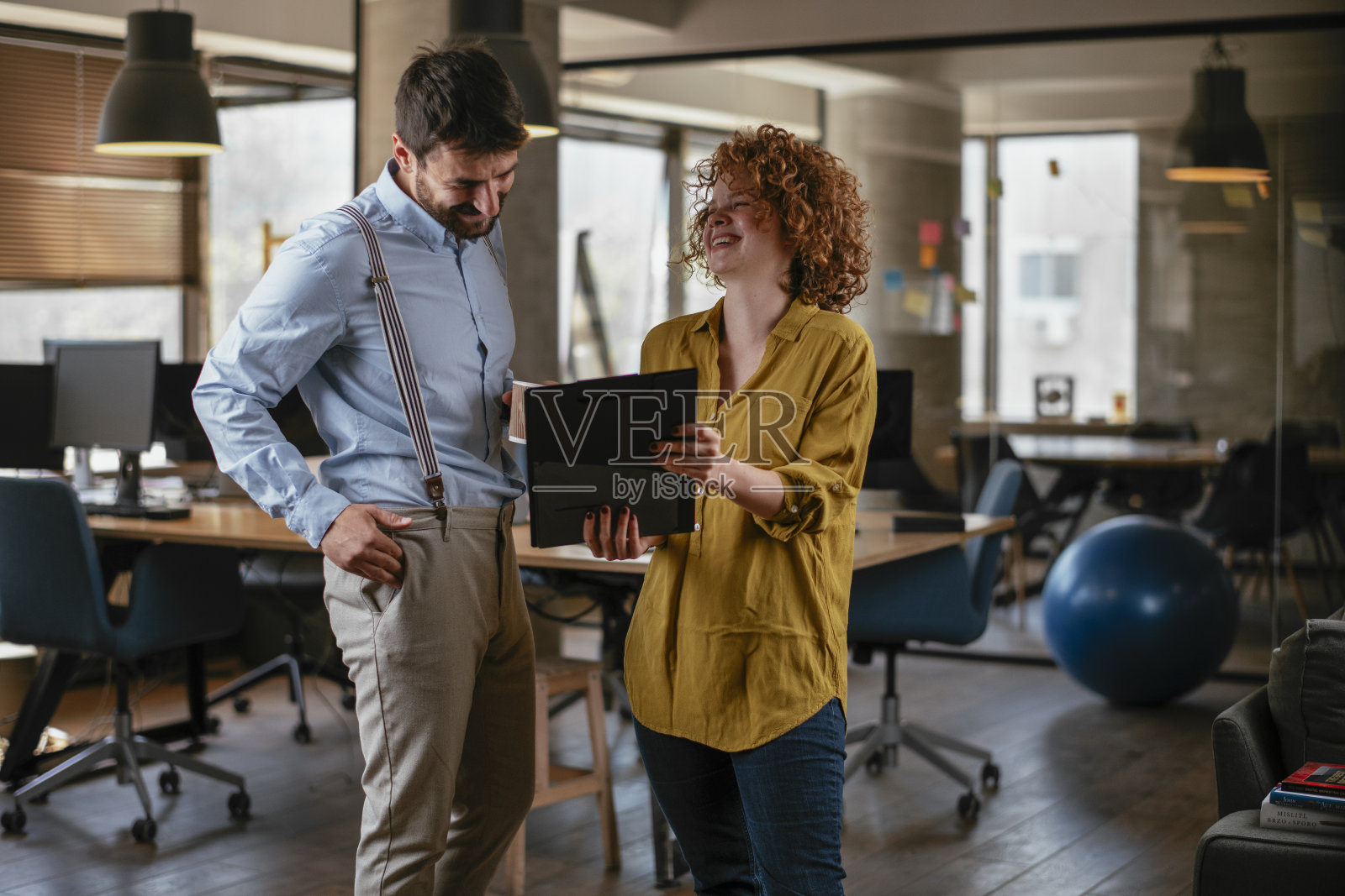 女商人和商人在办公室讨论工作。照片摄影图片