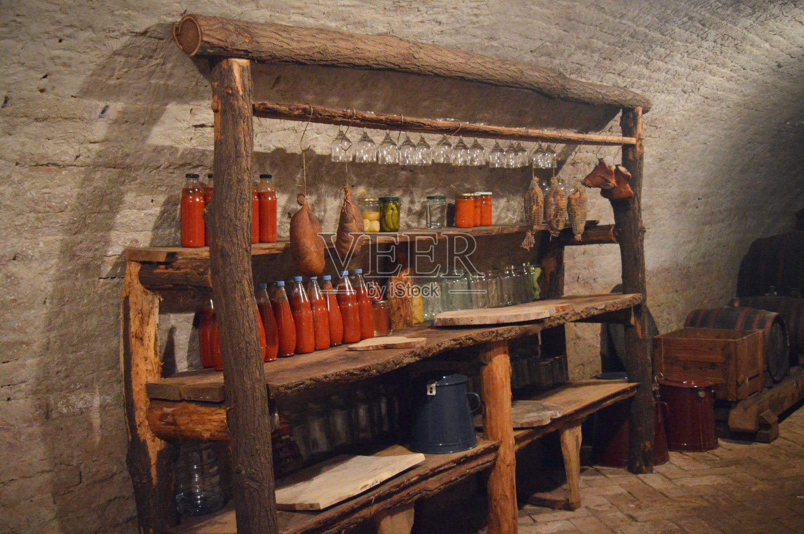 克罗地亚巴拉尼亚的酒窖，木架子上放着自制的食物照片摄影图片
