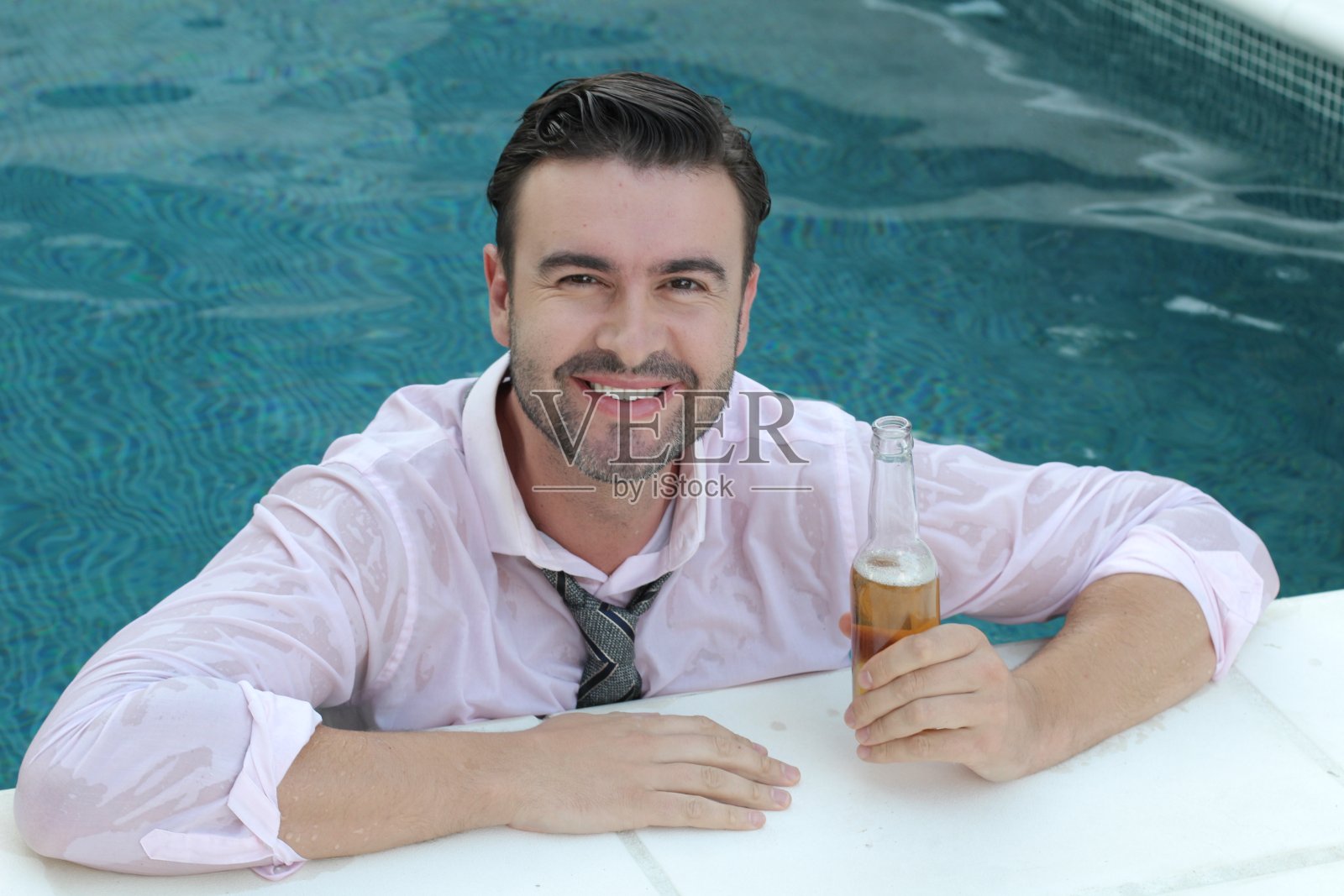 企业家度假时喝杯新鲜啤酒照片摄影图片