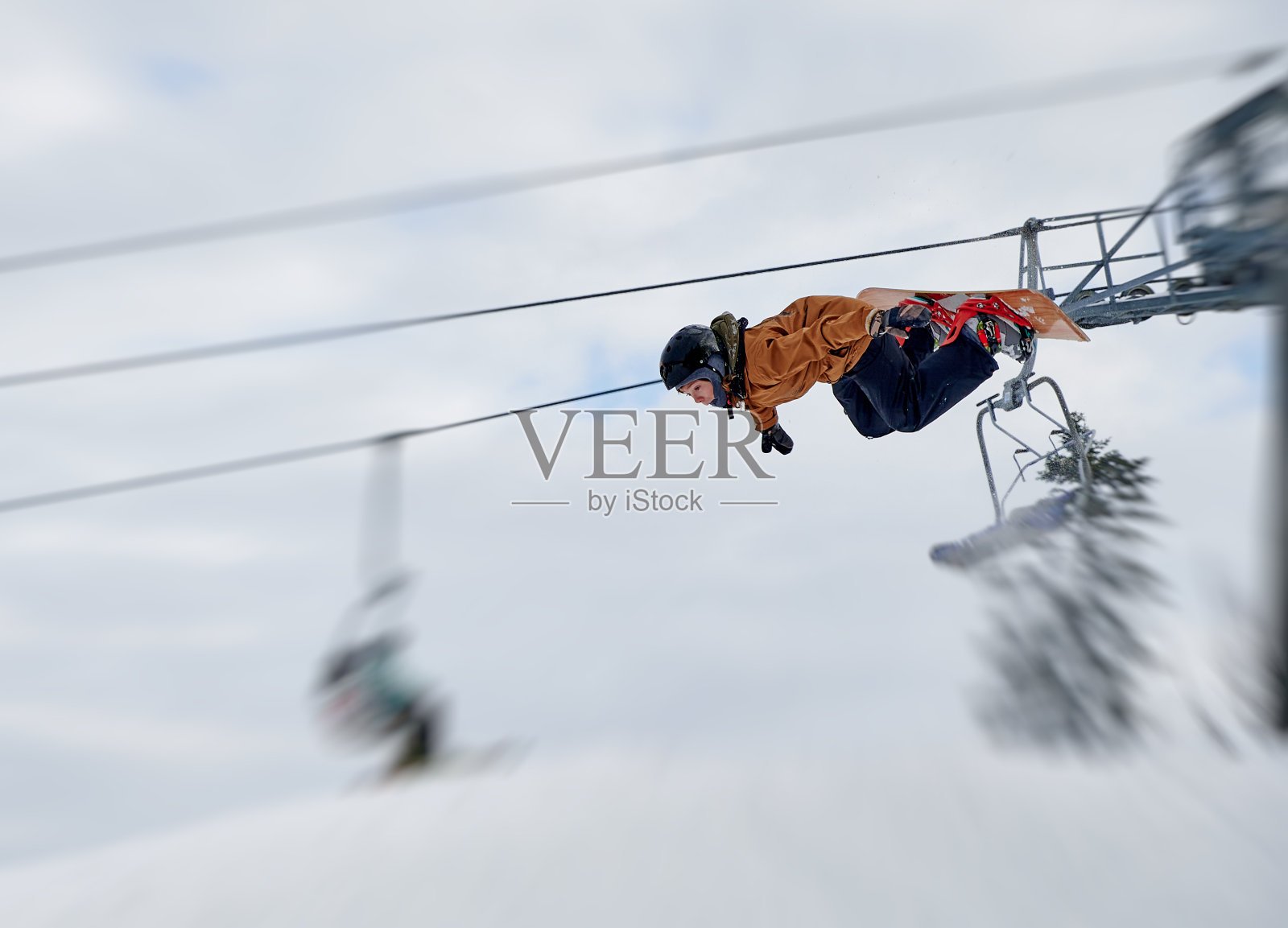 冬季的运动。冬季滑雪者在山上表演特技照片摄影图片