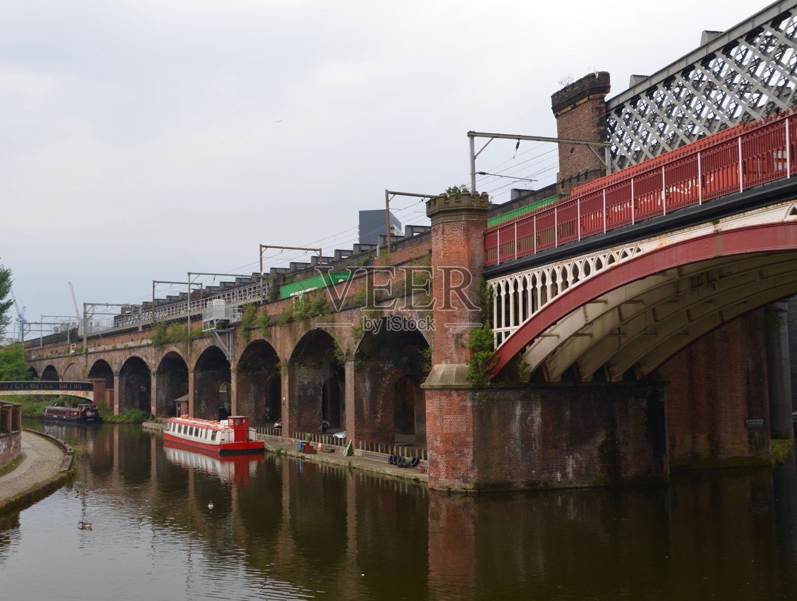 曼彻斯特运河有拱形铁路桥和运河船照片摄影图片