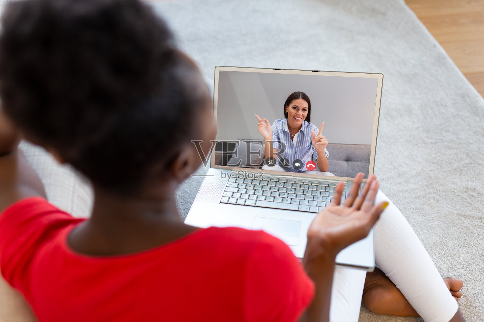 最好的朋友在隔离封锁期间在线视频通话。家居安全生活理念。照片摄影图片