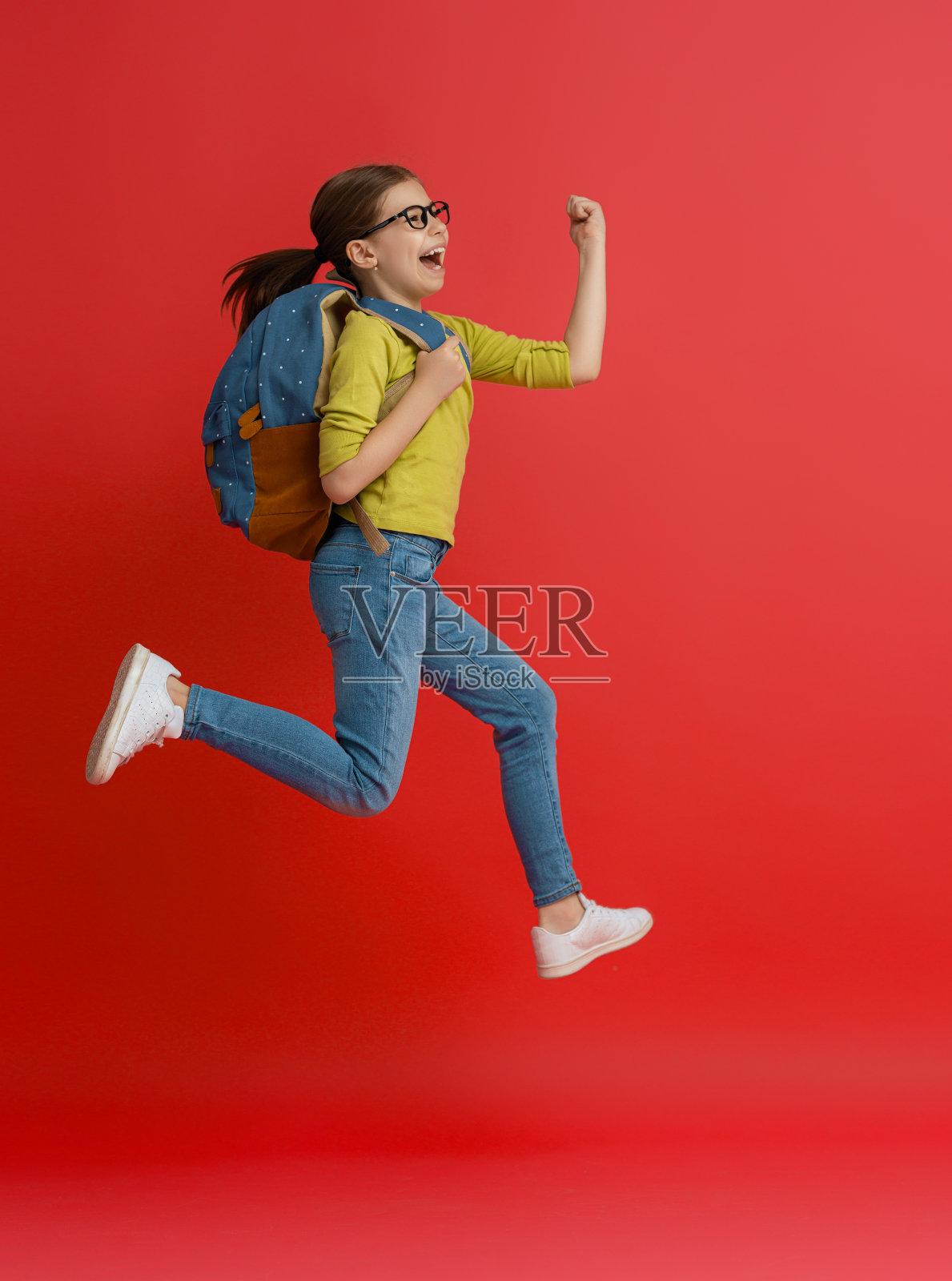 孩子与背包的颜色背景。照片摄影图片